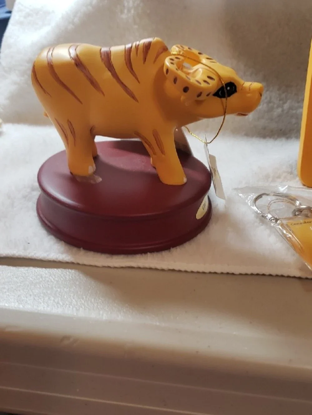 Carlton Cards Yellow Ox Decorative  1 Picture Frame N    1 Keychain N 1 statute